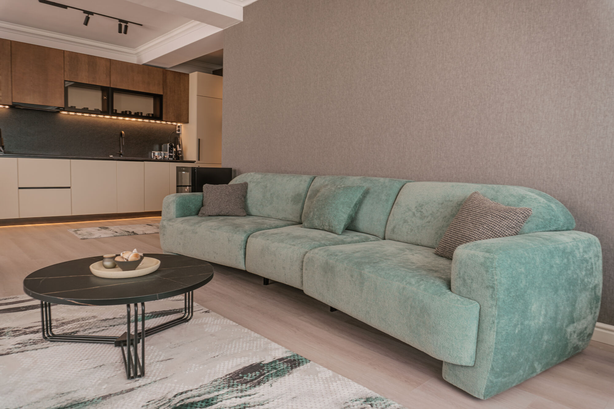 Living deschis spre balcon