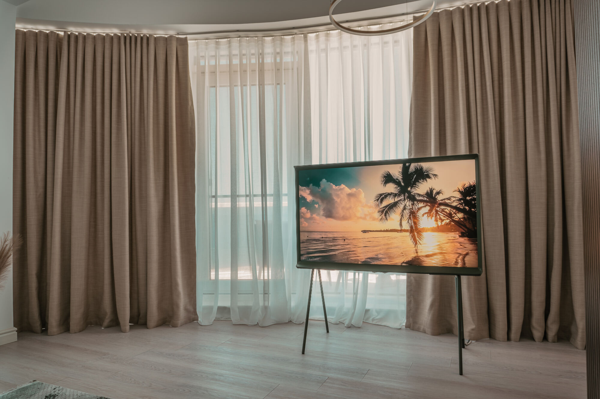 Living cu draperii crem și TV