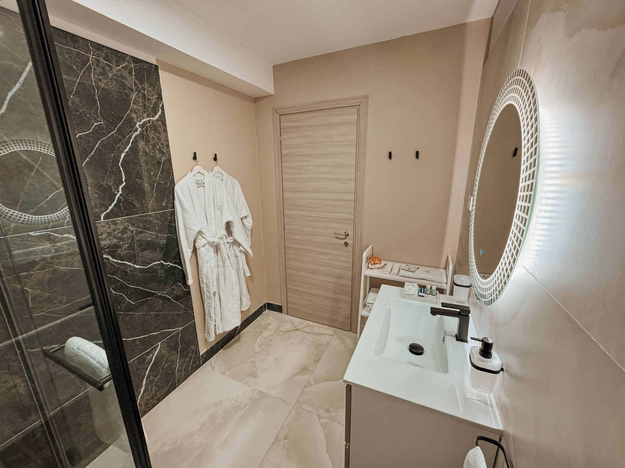 Baie cu cabină de duș premium