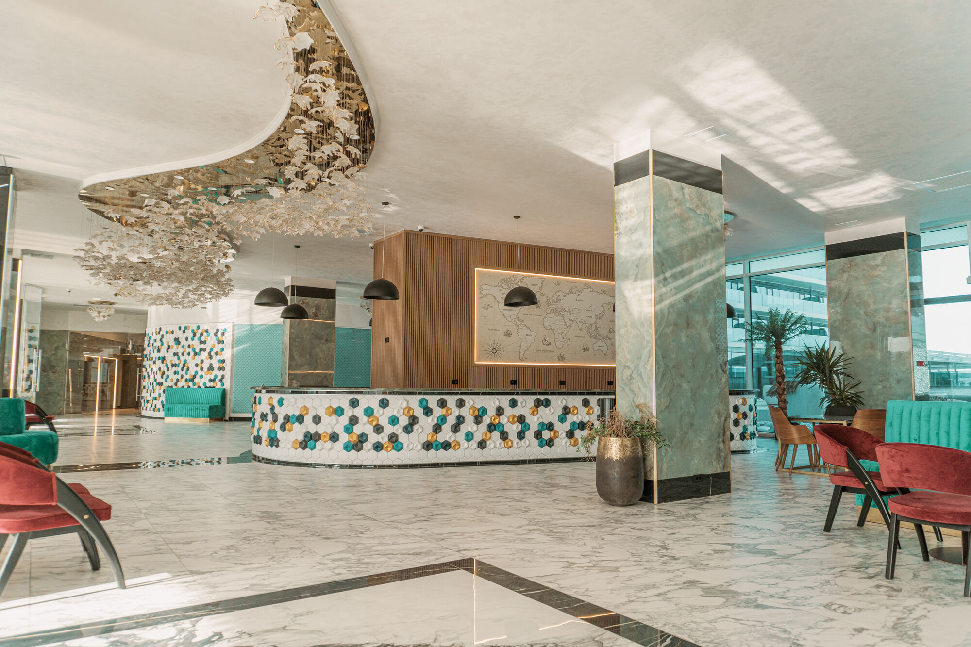 Piscina și fotoliile lounge